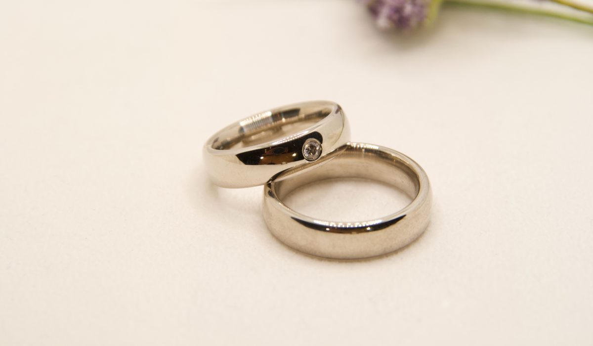 Eheringe poliert mit 1 Diamant, 750WG