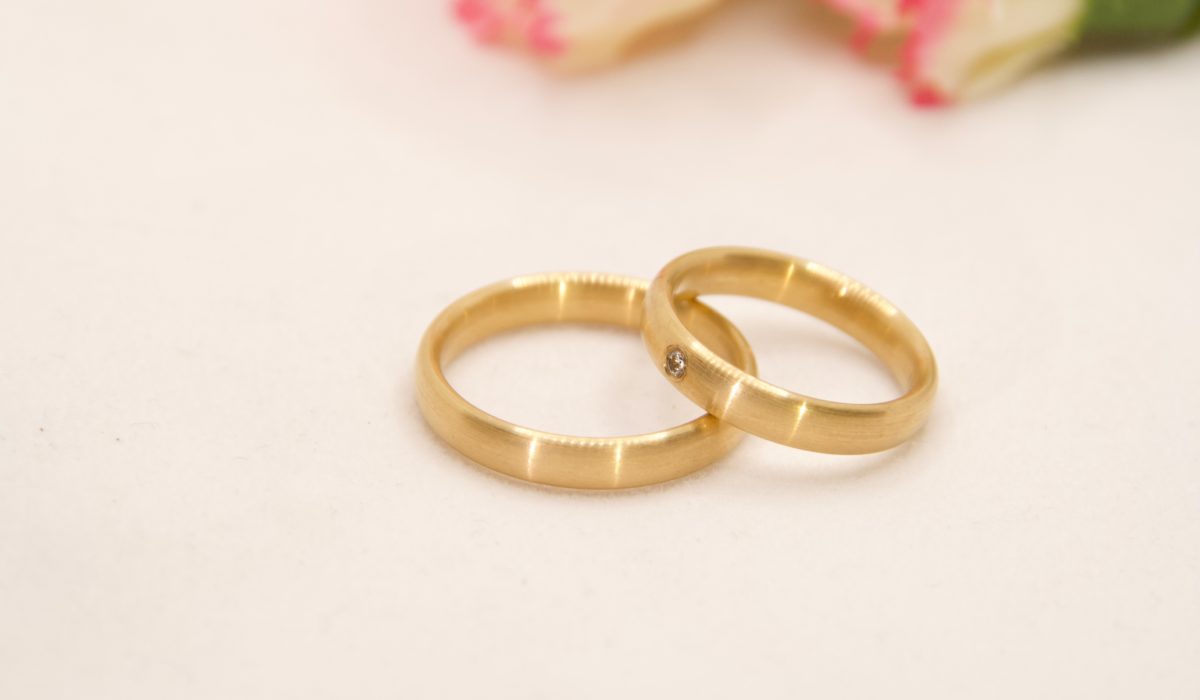 Eheringe seidenmatt mit 1 Diamanten