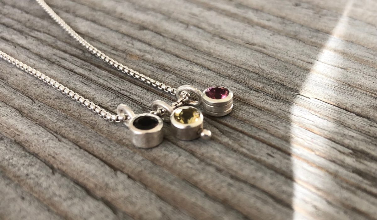 Silberanhänger mit Edelsteinen