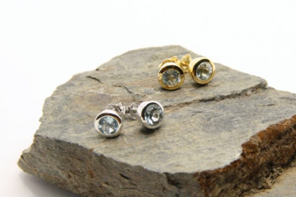Schlichte Ohrstecker mit Blautopas, 585/- Gelb- und Weißgold Ohrstecker mit Blautopas